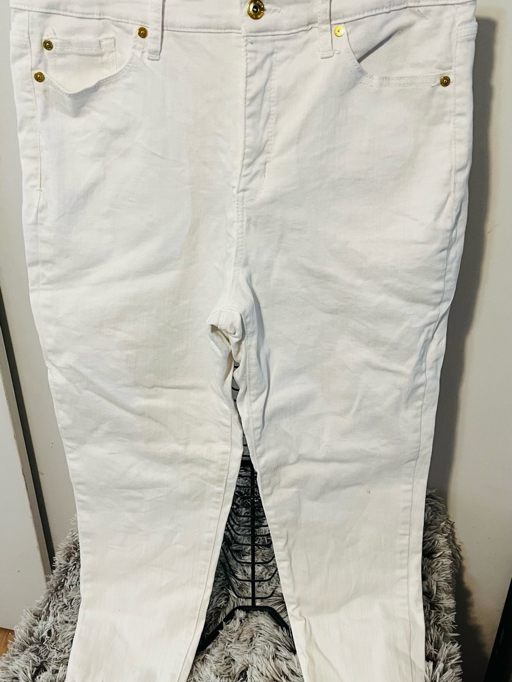 Anne Klein White Skinny Jeans with Gold Hardware